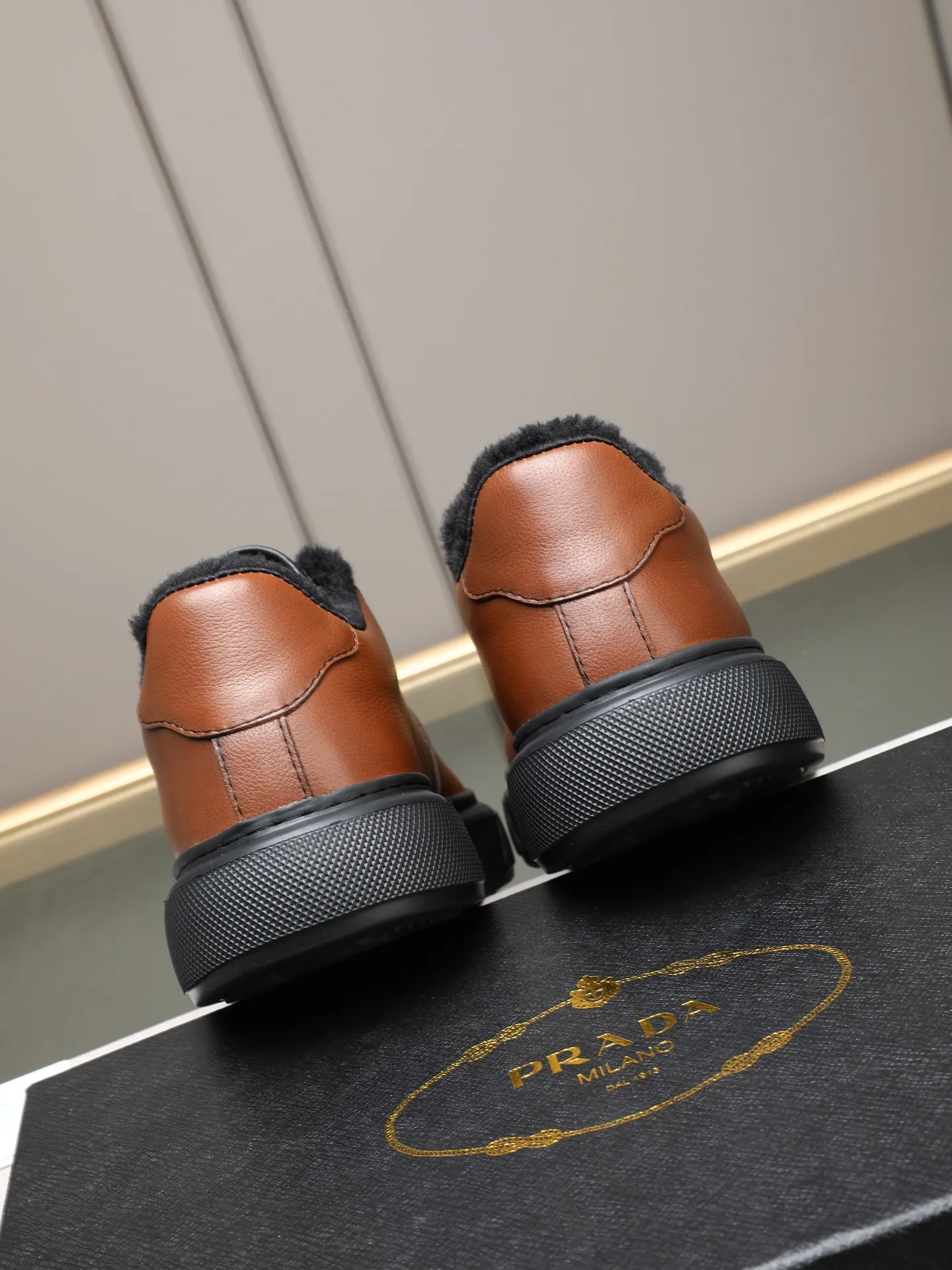 PP460 Prada/Prada men's new casual shoes, this upper is made of imported calfskin + velvet lining! The outside is decorated with the P family's classic metal triangle enamel logo, and the outsole is made of non-slip sports foam ultra-light outsole, which feels good on the feet and is a fashionable and fashionable item! Two colors to choose from!  Size: 38-44 (45 customized)